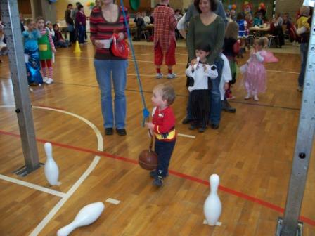 Spielstation mit Kegeln Spielstation mit Kegeln